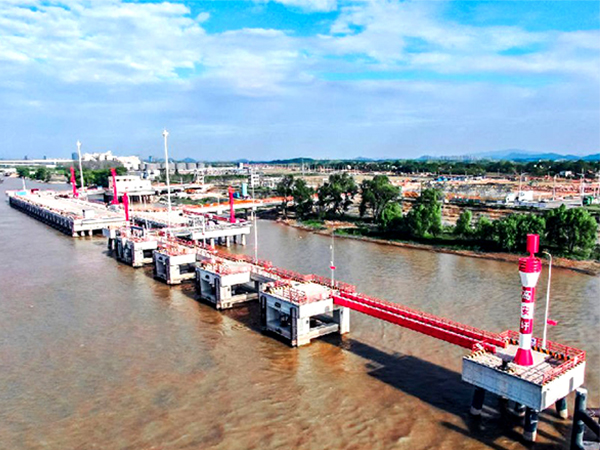 The first LNG filling station in inland rivers in China was put into operation